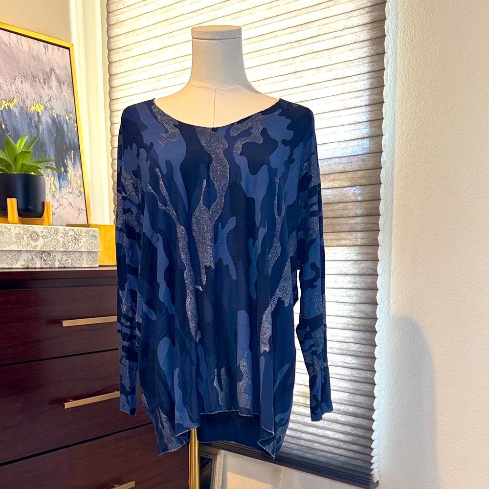NWT Woman's Venti6 Navy Camo Long Sleeve Top w/Metallic Detail. Runs big.
